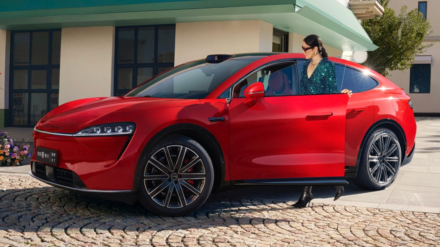 Luxeed R7 — front red exterior