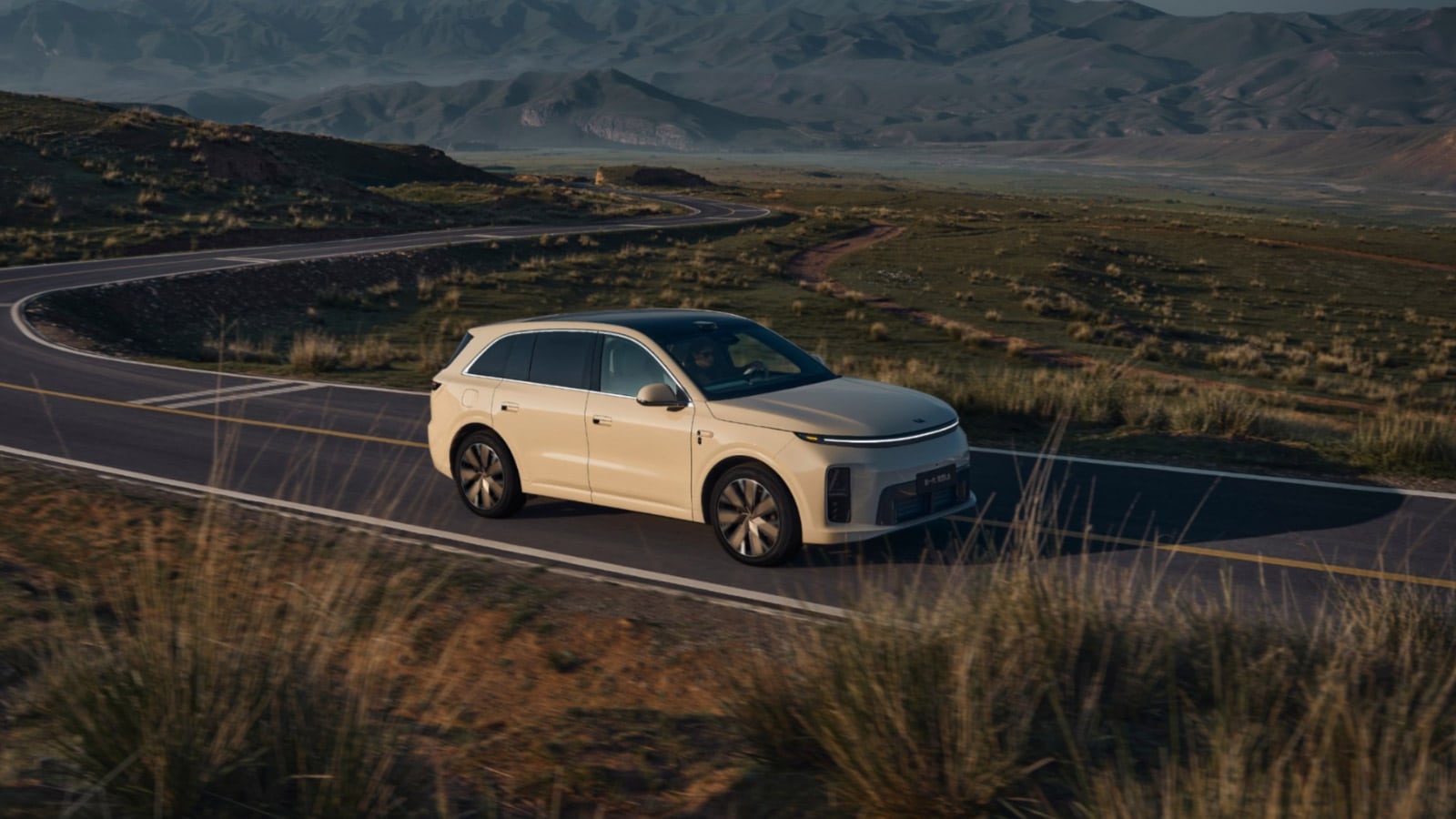 Li Auto L6 — front three-quarter, champagne, mountain road