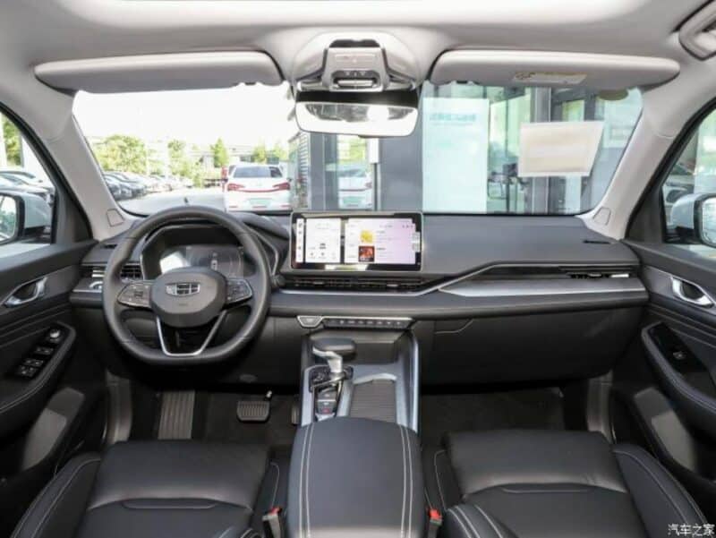 Geely Preface twin-screen black cabin