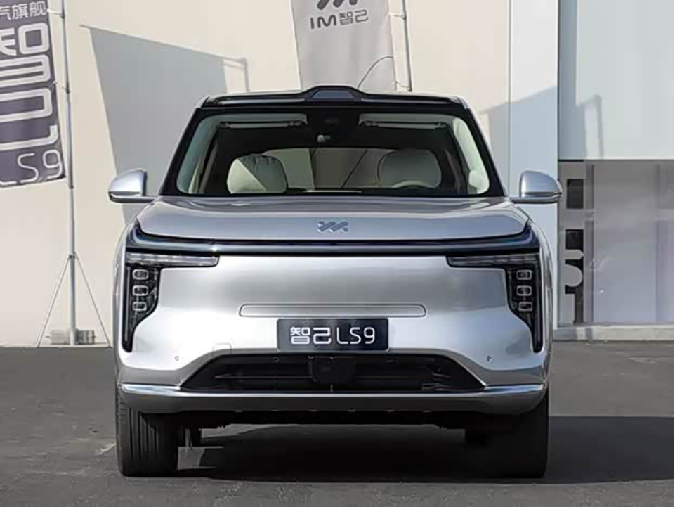 IM LS9 - Nearly 5.3 m Six-Seat Flagship
