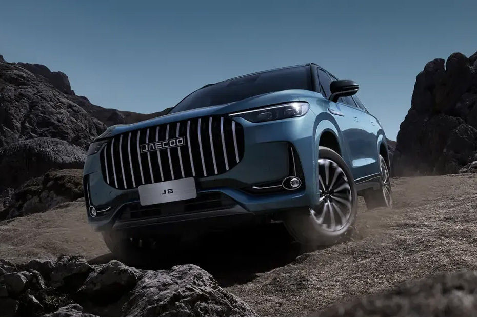 Jaecoo J8 off-road on rocky terrain
