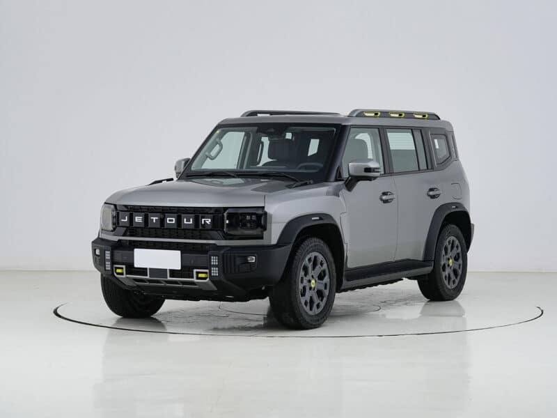 Jetour T2 - front 3/4 with roof rails