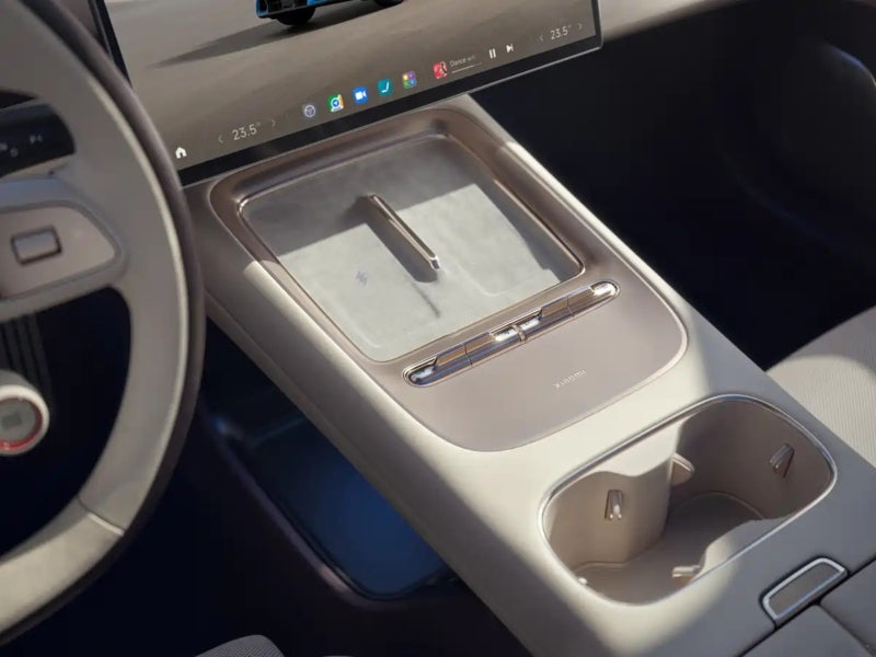 Xiaomi SU7 Max wireless charging console
